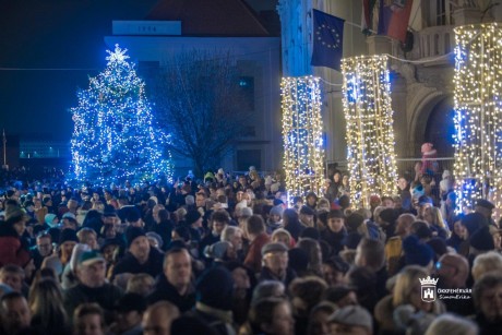 Advent első vasárnapján felgyúltak a várakozás ünnepi fényei Fehérváron is