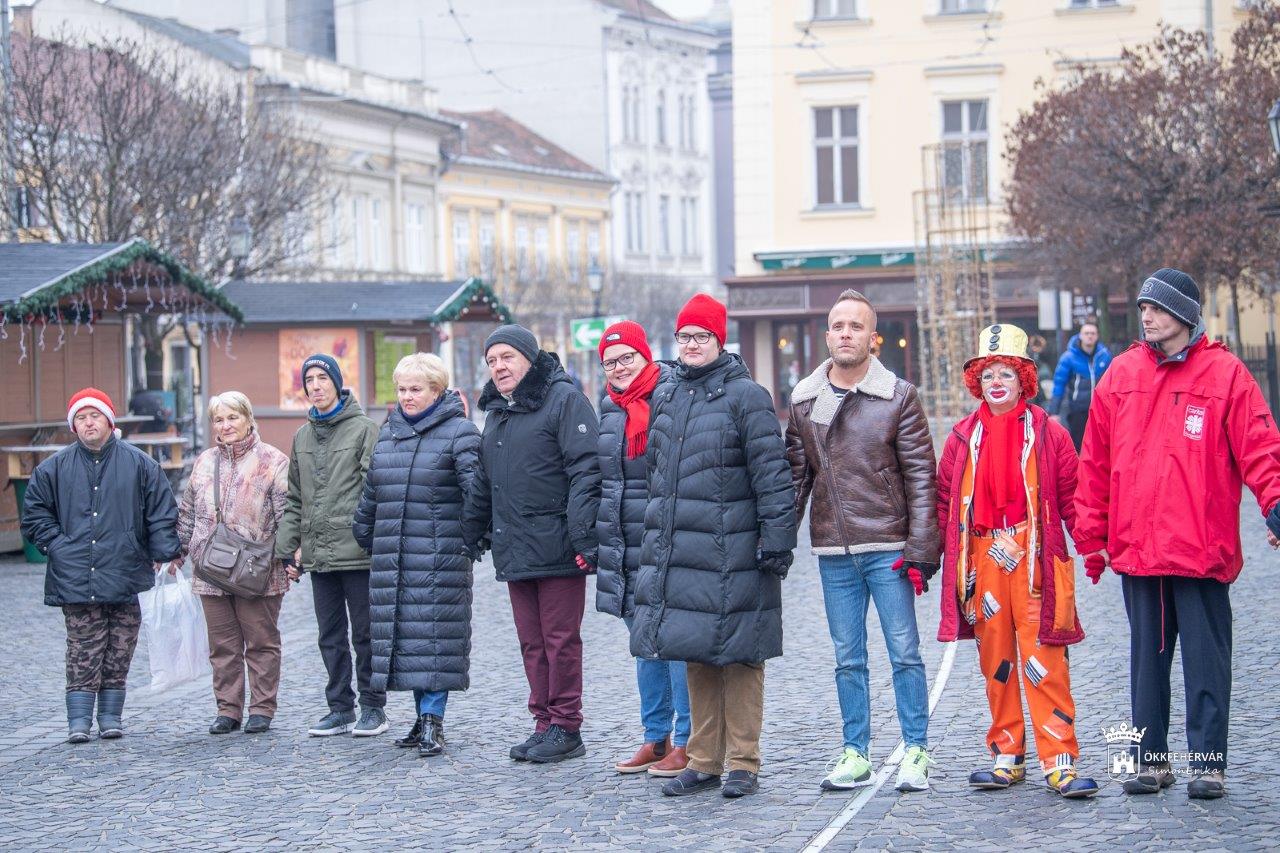 Ölelés az elfogadásért - hagyományteremtés a fogyatékossággal élők világnapján