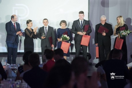 Érteni és értékelni egymást - 16. alkalommal adták át a Fejér megyei Príma díjakat