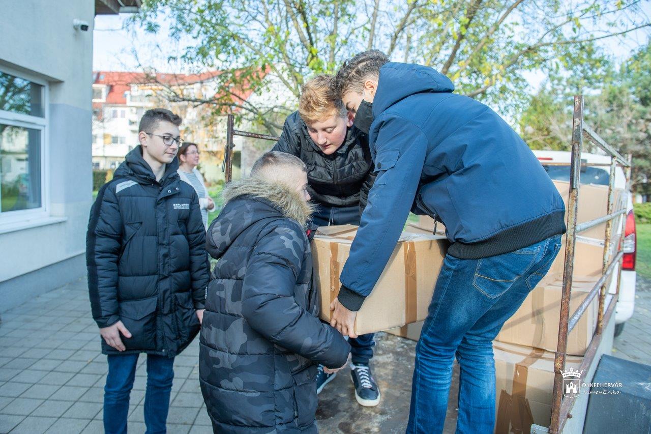 Tanulók a hajléktalanokért - iskolások adományoztak a Kríziskezelő Központnak