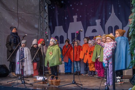 Elkezdődtek a kisiskolások és óvodások ünnepi műsorai az Adventi Színpadon