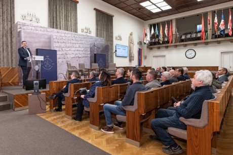 „Válságtünetek és válságkezelés – hogyan alkalmazkodik a magyar gazdaság?