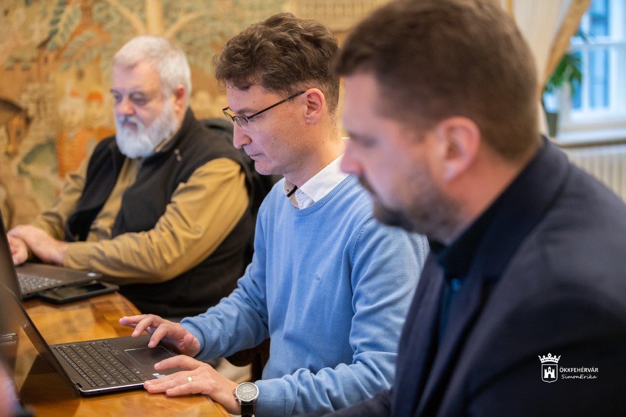 Közlekedés, posták, parkolás - online közmeghallgatást tartott Fehérvár polgármestere