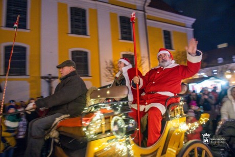 Hintón érkezett a Mikulás Székesfehérváron a Városház térre