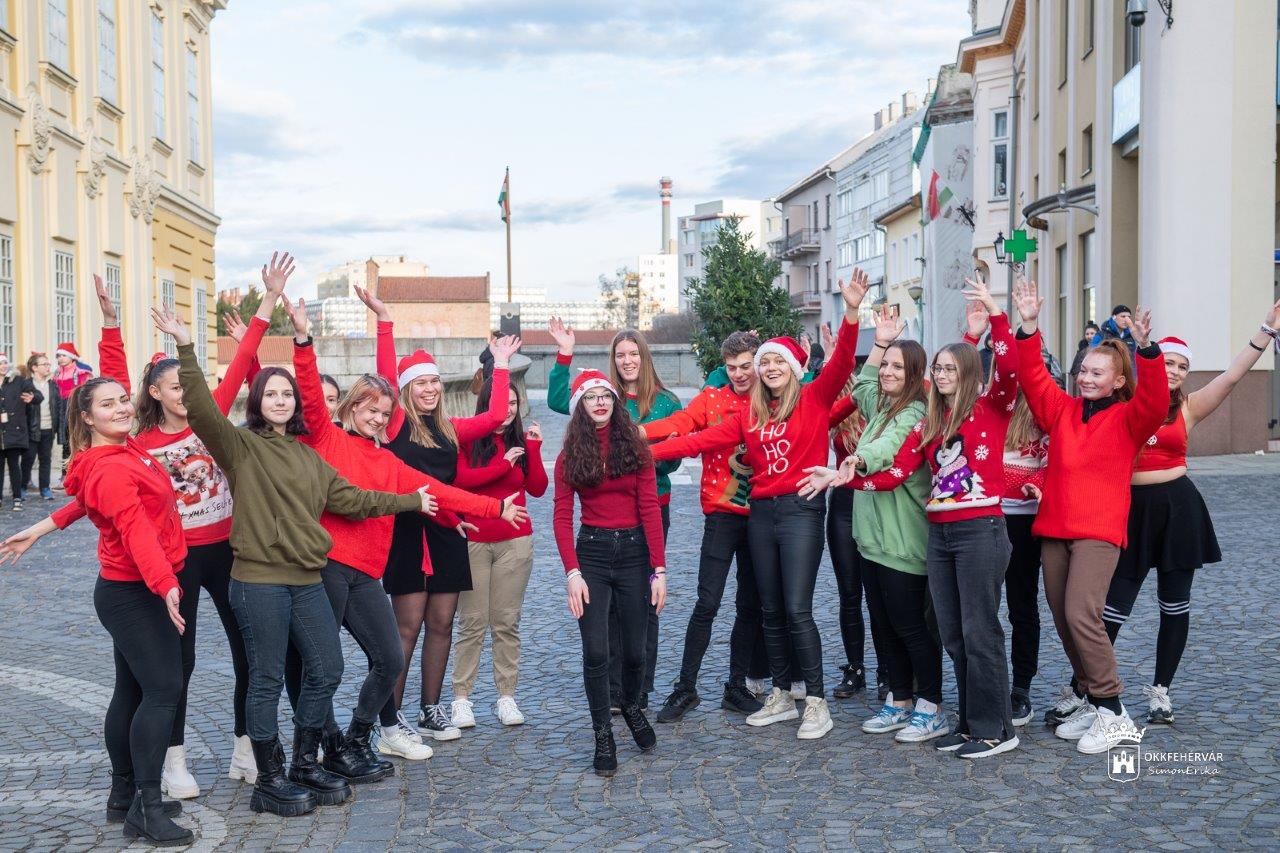 Flashmobbal lepte meg a Városház téren sétálókat a Székesfehérvári Diáktanács
