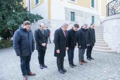 Csendes koszorúzással emlékeztek az ’56-os fehérvári asszonytüntetésre a Hősök terén
