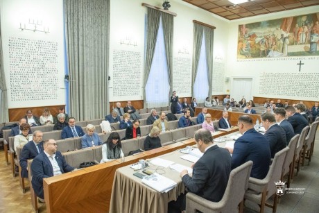 Buszmenetrend, posták, esélyegyenlőségi program - az év utolsó Közgyűlését tartották