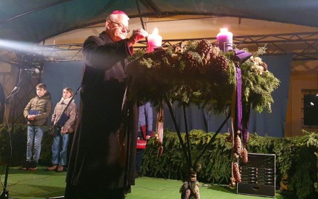 Örömmel és engedelmes lélekkel – a harmadik gyertya is ég az adventi koszorún