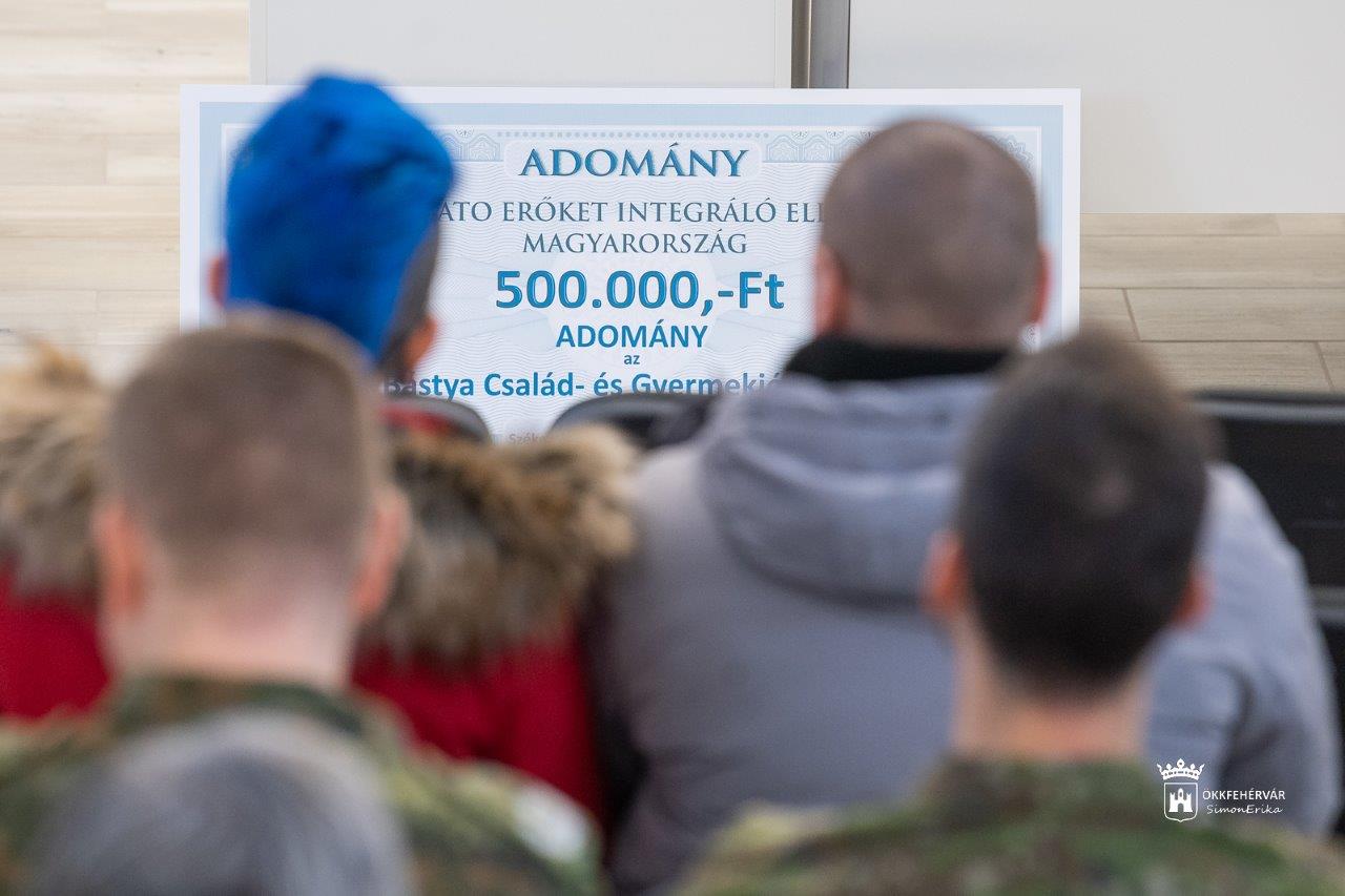 Élményekkel teli adományt ajándékoztak a NATO katonák az Alba Bástya Központnak