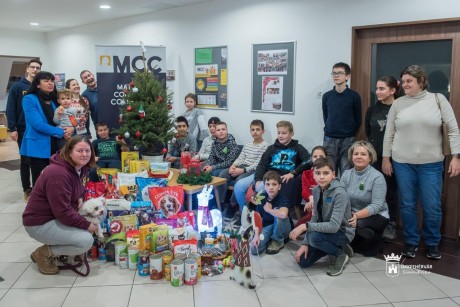 Az ASKA Állatmenhelynek gyűjtöttek a Mathias Corvinus Collegium fehérvári diákjai