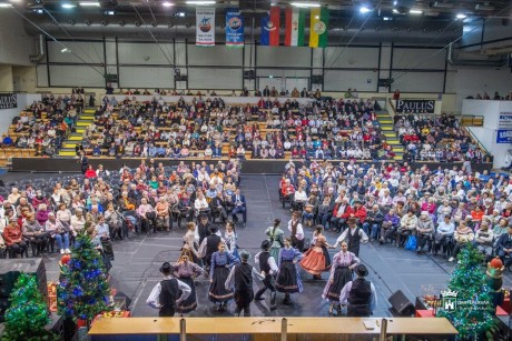 Békés, szeretetteljes ünneplés - újra Nyugdíjasok Karácsonya volt az Alba Regia Sportcsarnokban