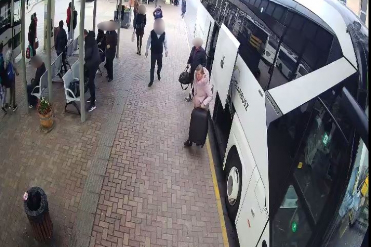 Felismeri? - nem a saját bőröndjét vitte magával a buszról a pályaudvaron