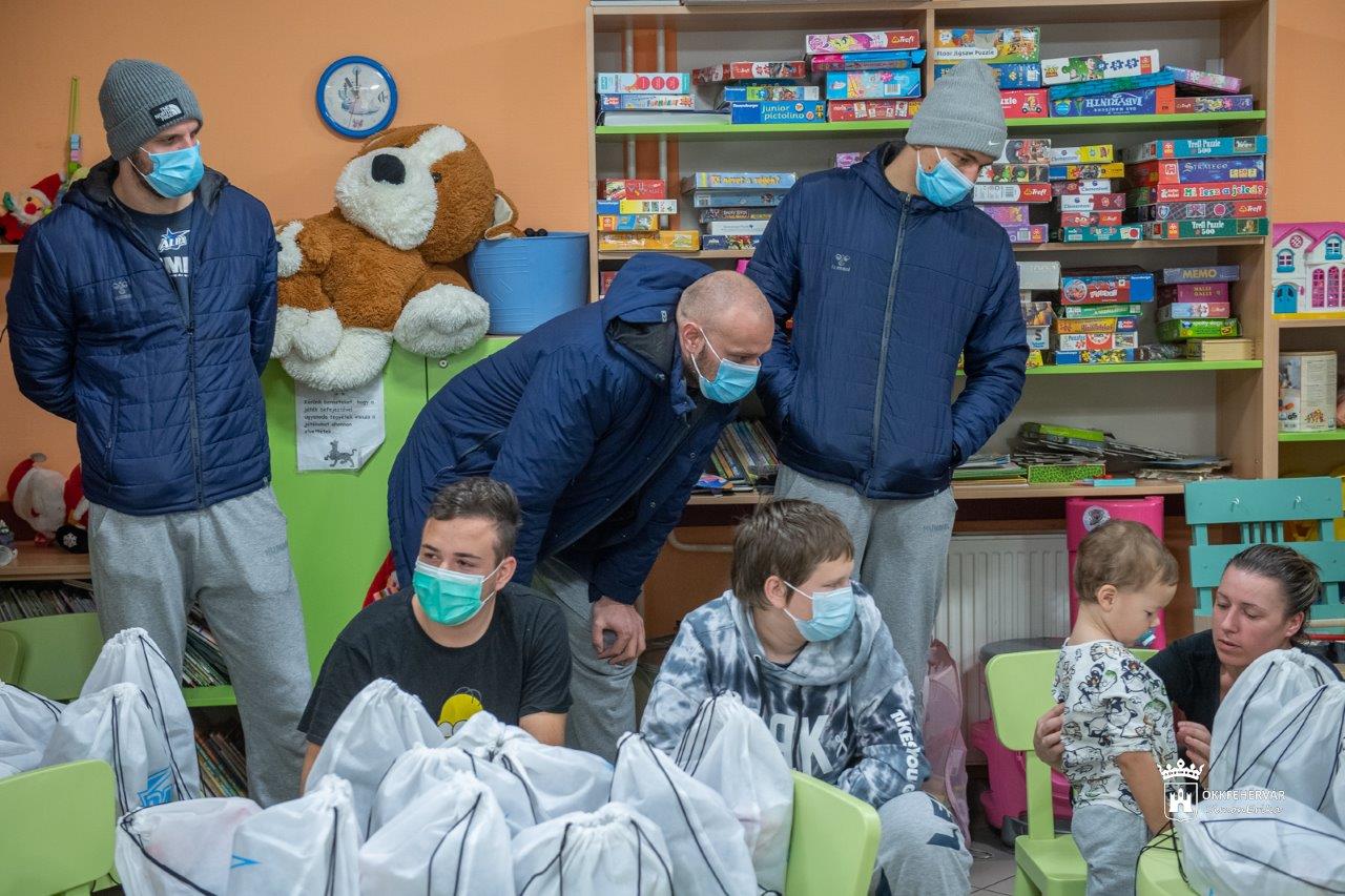 Székesfehérvári élsportolók jótékonykodtak a Szent György Kórház Gyermekosztályán