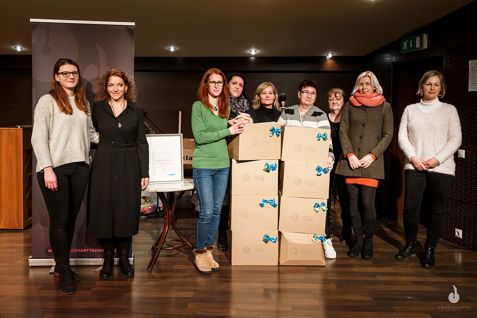 Egyszülős családokhoz juttatott el adományokat a Vörösmarty Színház