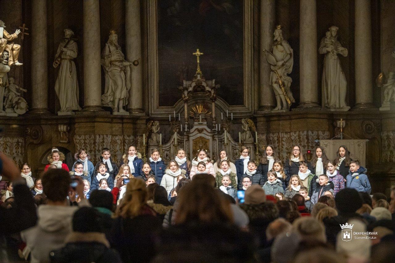 Kodályos hangverseny – gyermekek és szülők közösen, énekkel hangolódtak karácsonyra