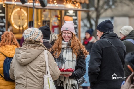 Összefogás és közös ünneplés - Adventi Civil Falu nyílt a civil központ előtt