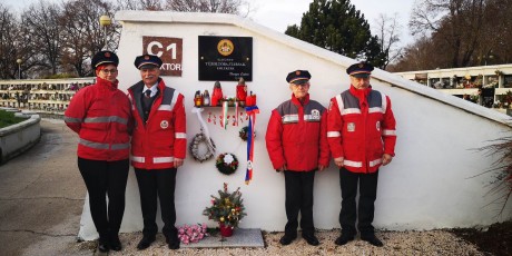 Elhunyt bajtársaikra emlékeztek Karácsony másnapján a temetőben