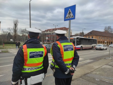 Akció a gyalogosok védelme érdekében - razzia a fehérvári zebráknál