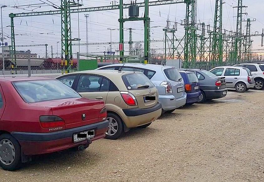 Továbbra is ingyenes a Vasútállomás melletti murvás parkoló használata