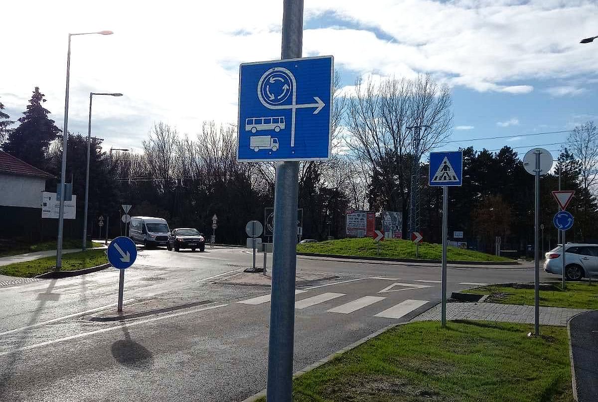 Újfajta közlekedési tábla Székesfehérváron, a déli összekötő út mentén