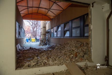 Megújul a Tóparti gimnázium épülete - a tornateremben kezdődött el a munka