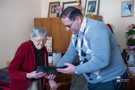 A 90 éves Palkovics Jánosnét köszöntötték születésnapja alkalmából