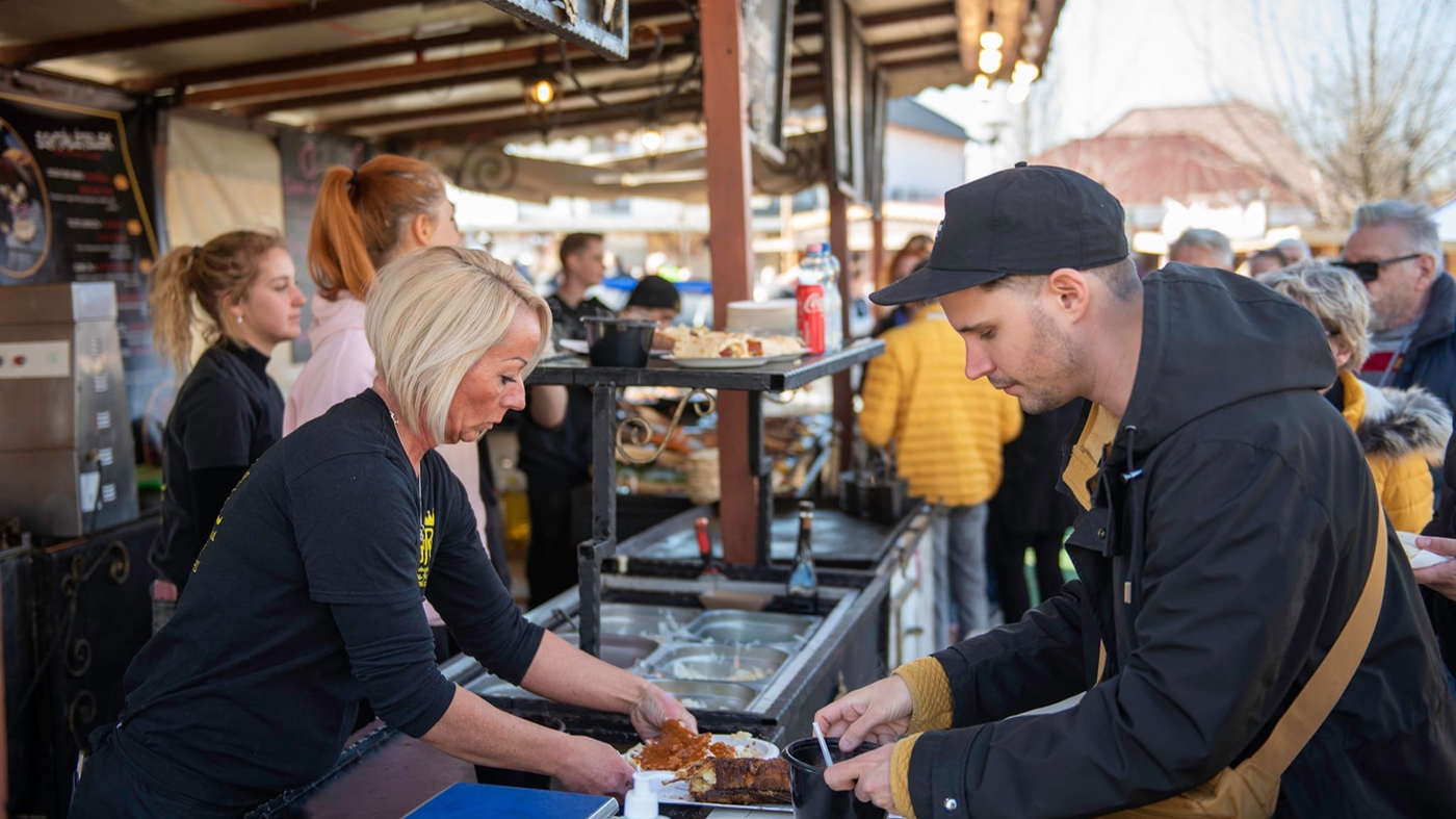 Egy héttel elhalasztják a Kocsonya és Disznótoros Napokat a Velence Korzón