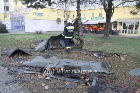 Egy sérült ember, 478 segélyhívás, 319 beavatkozás, 50 épületkár a szombati szélvihar miatt