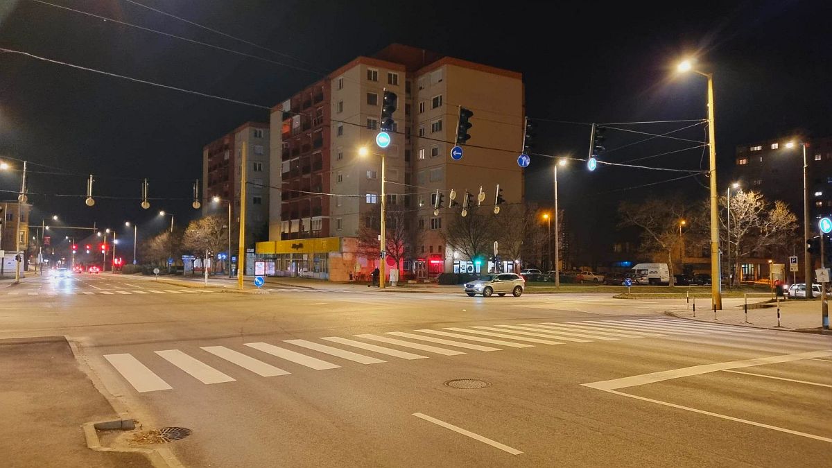 Várhatóan szerdán délutánra javítják meg a lámpát a Budai - Gáz utca kereszteződésben