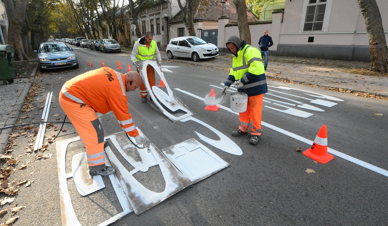 Parkolási tilalom lesz hétfőn 6 és 14 óra között a Gyümölcs utcában