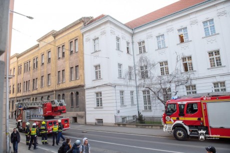 Omlani kezdett a Budai út 2-es épület tűzfala
