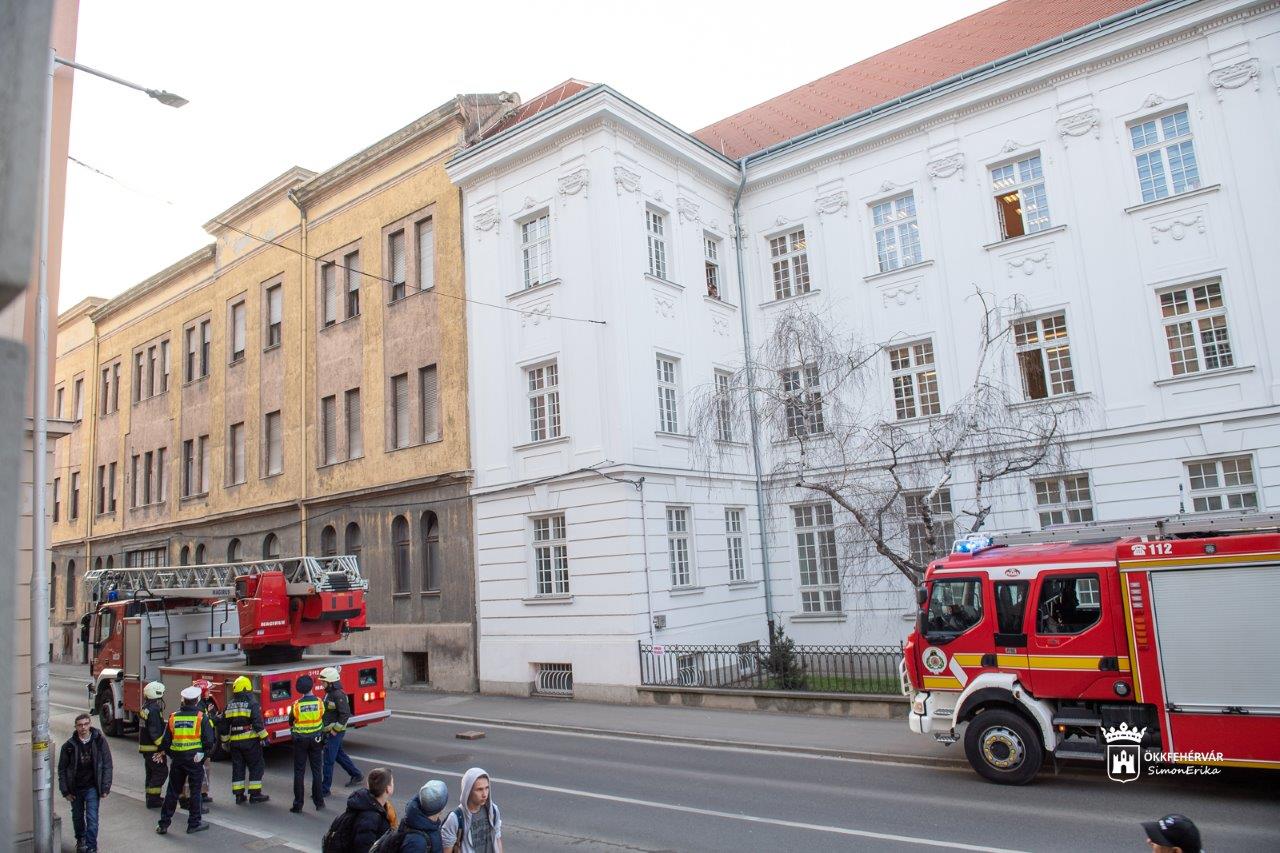 Omlani kezdett a Budai út 2-es épület tűzfala