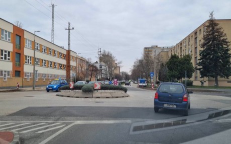 Aszfaltozás miatt hétfőn lezárják a Rákóczi út – Gáz utcai körforgalom Gáz utcai ágát