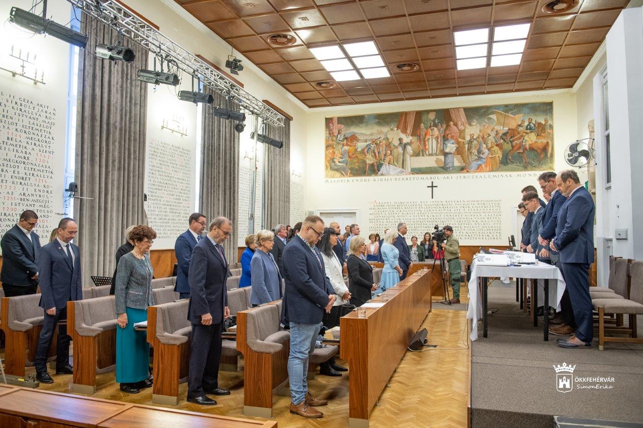 Közgyűlés - kiírta a testület a Kodolányi Gimnázium felújítására, bővítésére a közbeszerzést