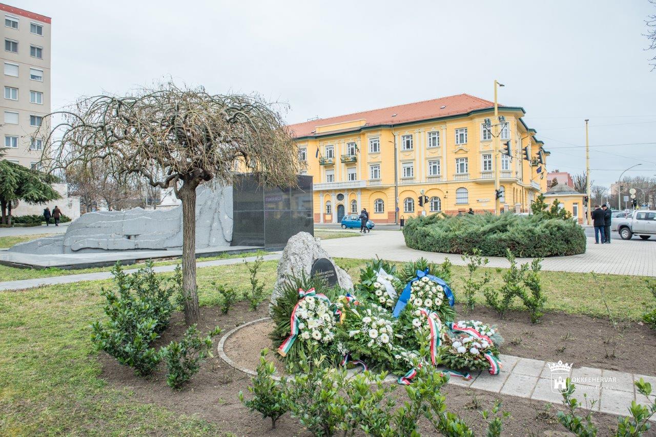 Koszorúzással emlékeztek Székesfehérváron a kommunizmus áldozataira