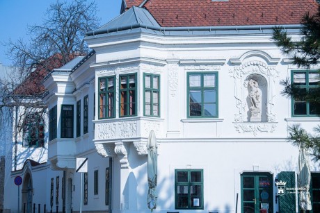 Sarokerkélyek nyomában - városismereti séták Székesfehérváron