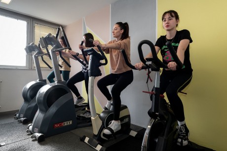 Sporteszközökkel bővültek a lánykollégium kondiszobái