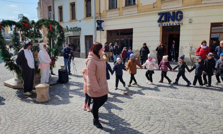Az idei húsvétra is elkészült a tojáskút a Liszt Ferenc utcában