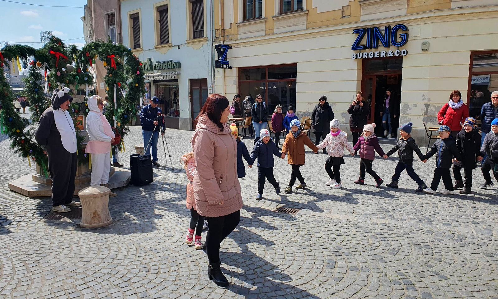 Az idei húsvétra is elkészült a tojáskút a Liszt Ferenc utcában