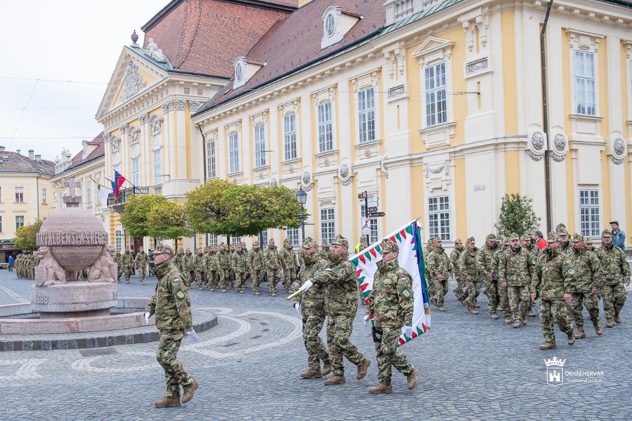 Békefenntartó katonák visszafogadási ünnepsége volt a Városház téren
