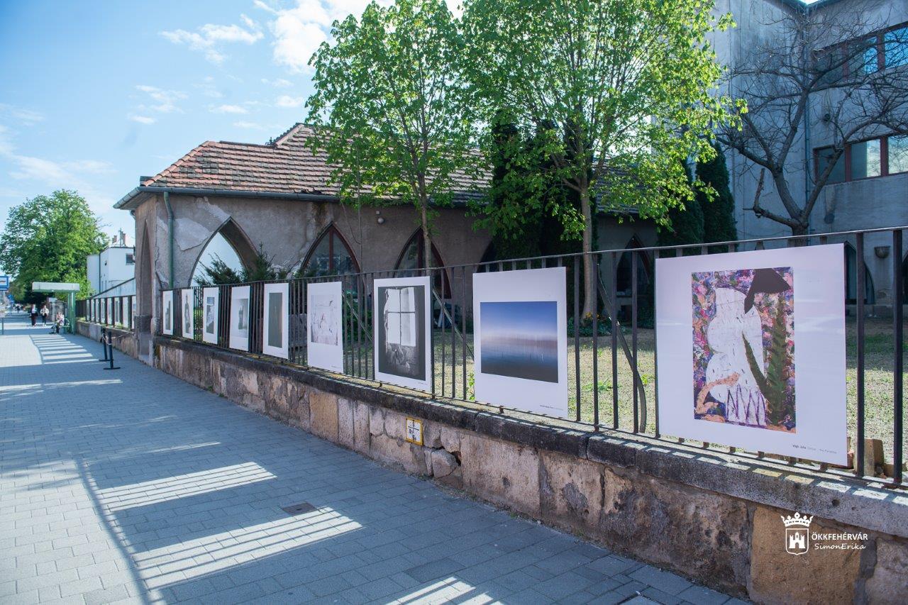 Kortárs alkotók munkáiból nyílt szabadtéri kiállítás a Múzeum Országzászló téri kerítésén