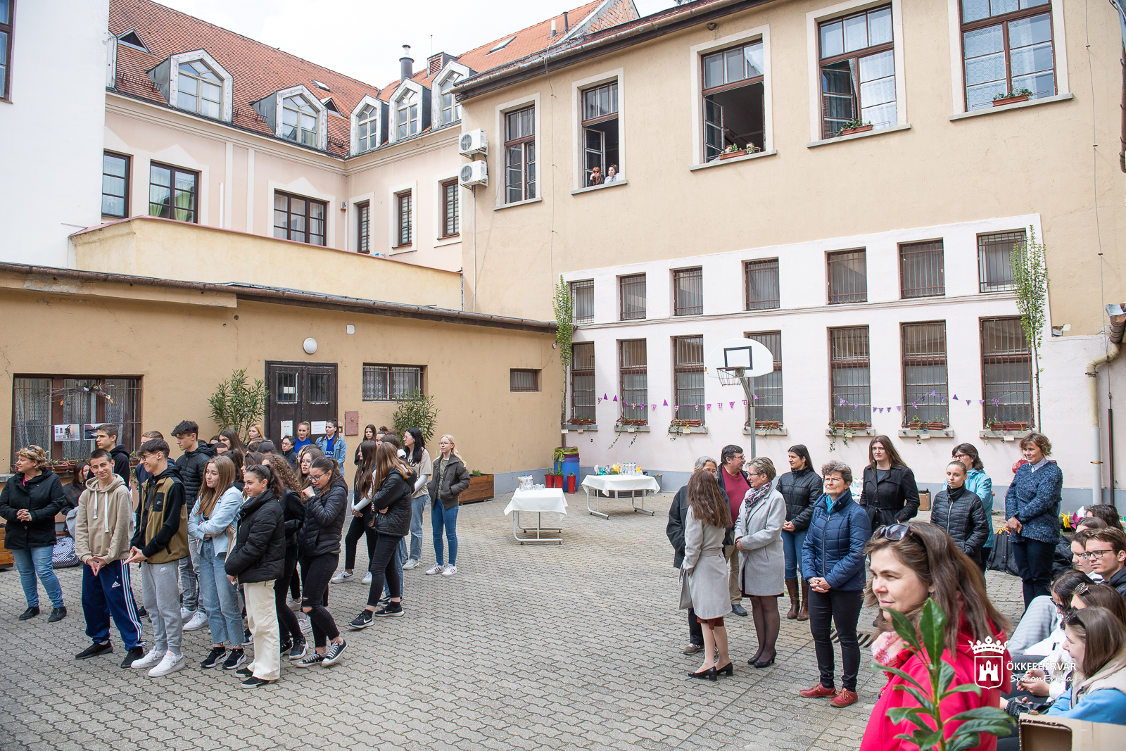 Példás összefogással készült el az I. István Technikum pihenősarka