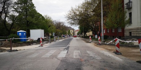 Aszfaltozási munkák miatt lesz forgalomkorlátozás a Zichy liget Malom utca és Dózsa György út közötti szakaszán