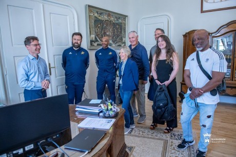 Nagy kihívások, nagy remények – az Enthroners edzői stábját fogadták a Városházán
