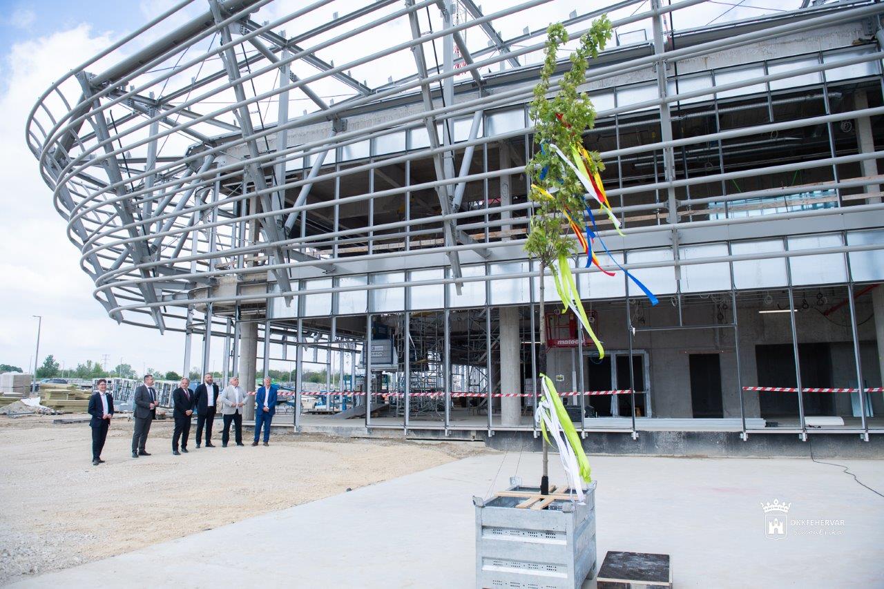 Bokrétaünnepség Székesfehérváron – várhatóan év végére elkészül az Alba Aréna