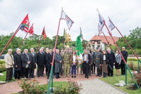 Zászlót adományoztak a Katonai Emlékpark részére az Emlékhelyek Napján