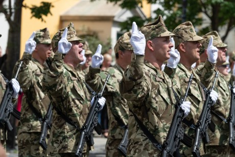 Hivatástudat, felelősségtudat, hazaszeretet – szerződéses és tartalékos katonák tettek esküt a Városház téren