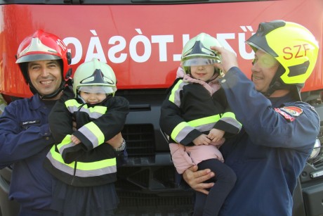Gyereknapon megnyílnak a tűzoltólaktanyák - Fehérváron is várják a családokat
