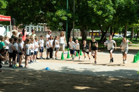 Futással ünnepelt a 85 éves Széna Téri Általános Iskola