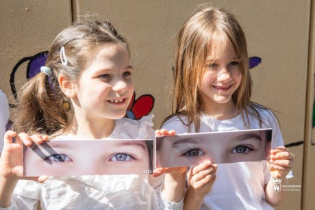 Szemünk fénye - a gyerekek szeméről készült fotók díszítik a Mese-Vár óvoda falát